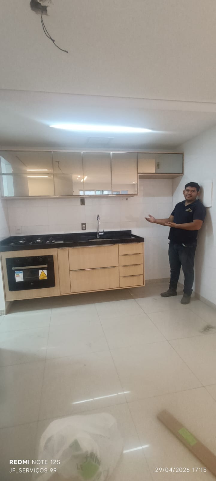 José Ferreira apresentando uma cozinha montada